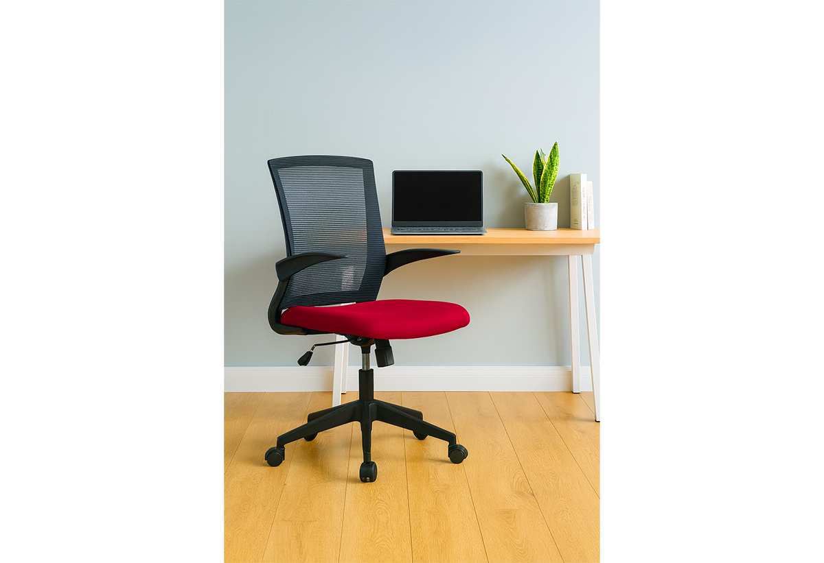 Απεικονίζεται η καρέκλα σε ένα home office.